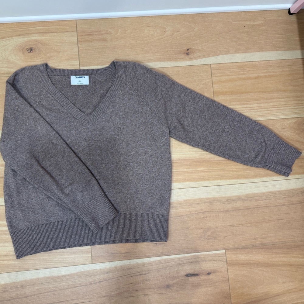 Old Navy Women's V-Neck Sweater in Brown